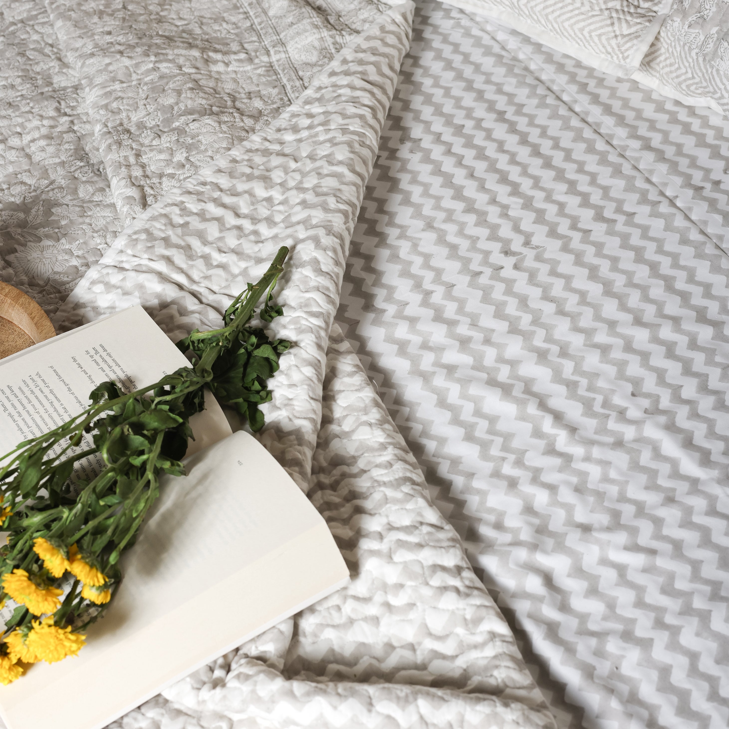 Double bed sheet with chevron print in grey on cotton white base