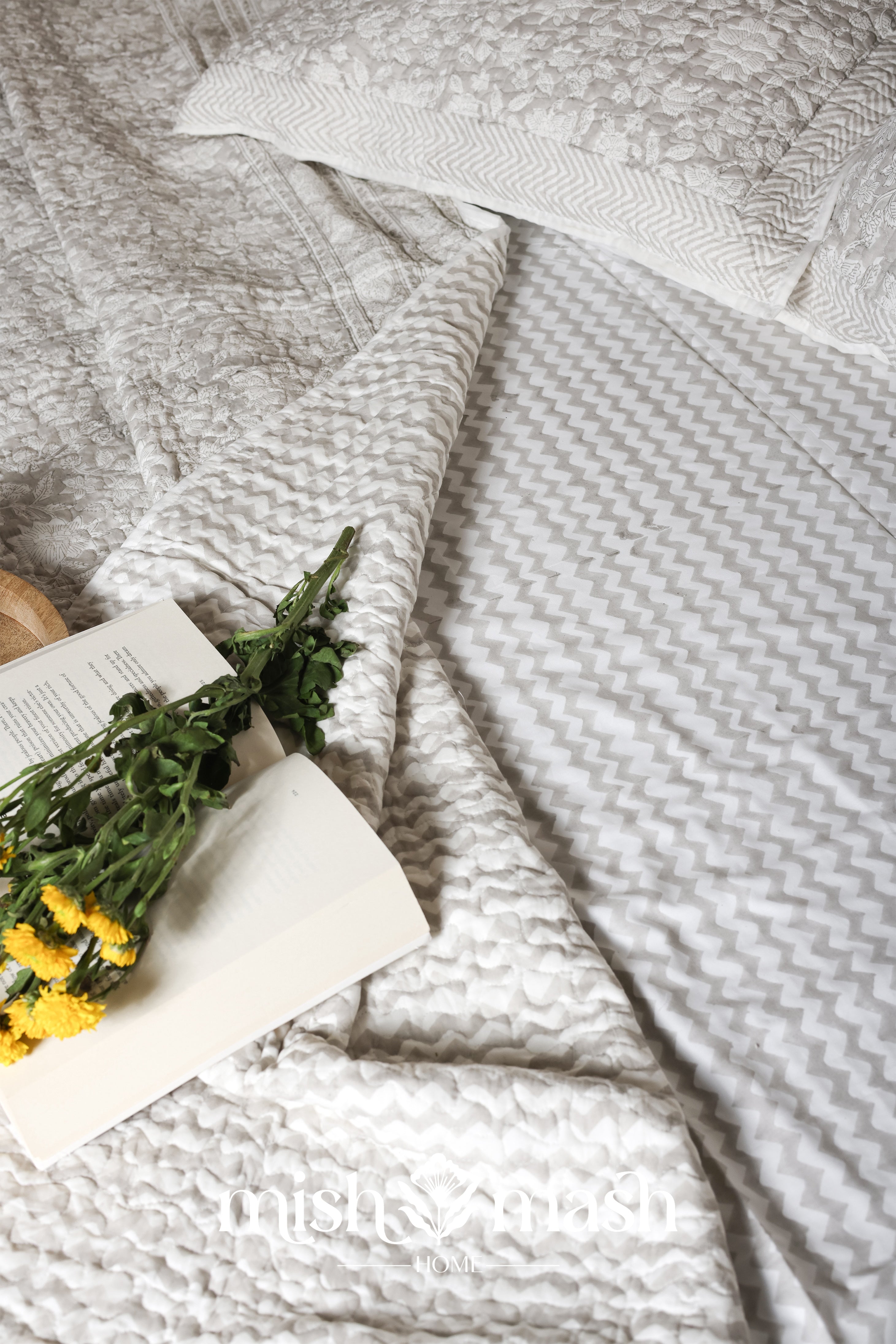 Double bed sheet with chevron print in grey on cotton white base
