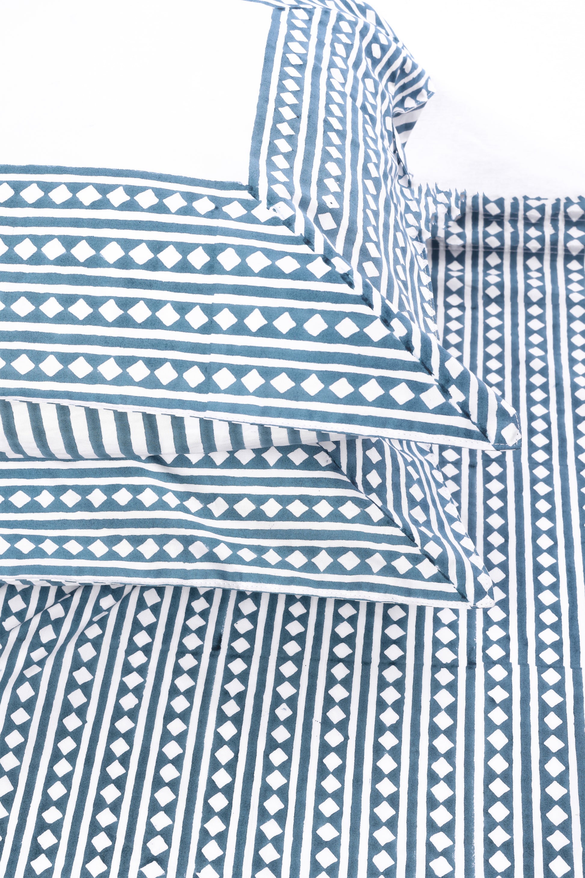 Close-up of a blue and white double bed bedsheet. Buy jaipur bedsheets. bombay dyeing bedsheet.