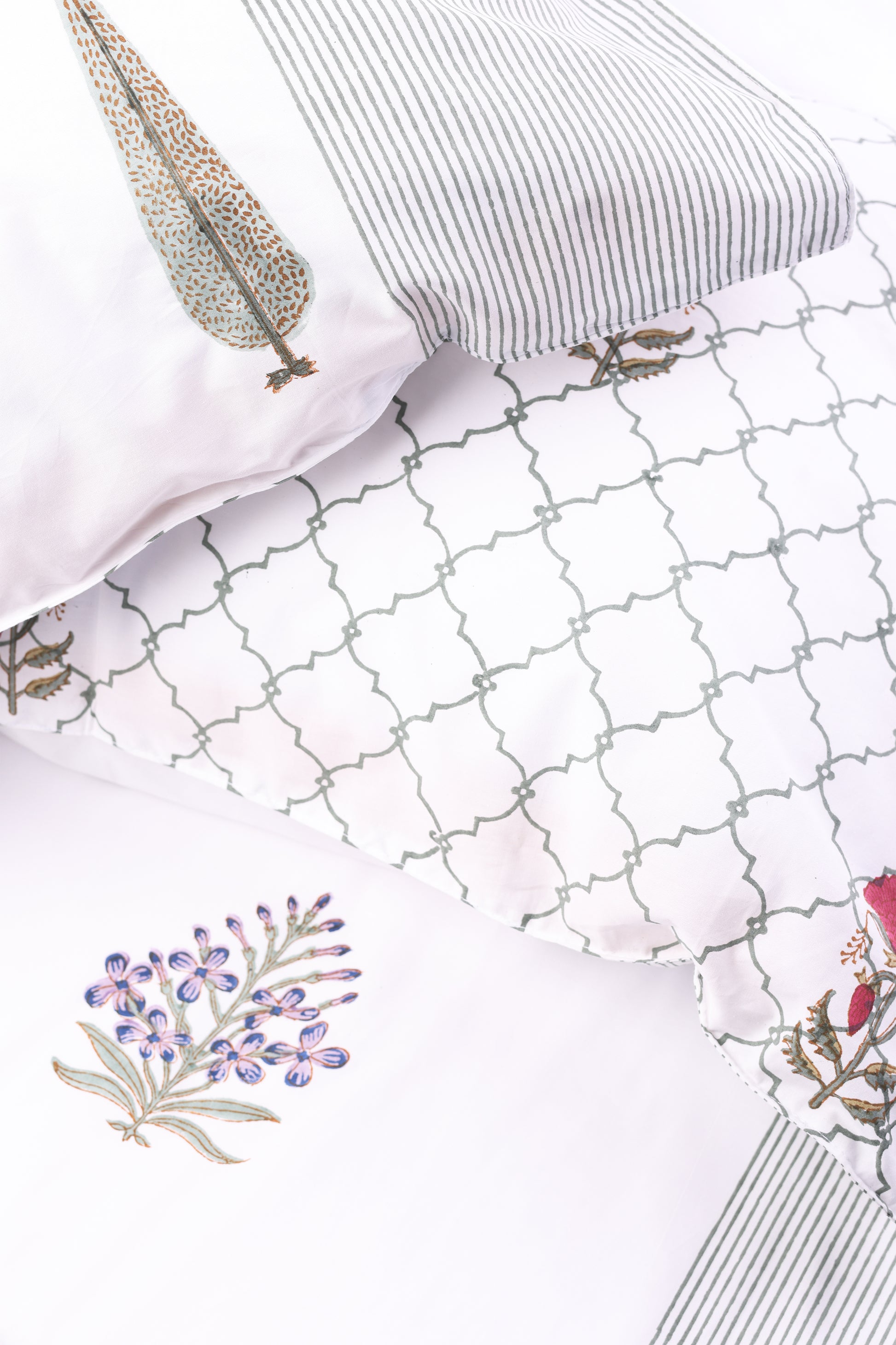 300 tc pure cotton double bedsheet with florral print and reversible cotton pillow covers. Buy bombay dyeing bedsheets.
