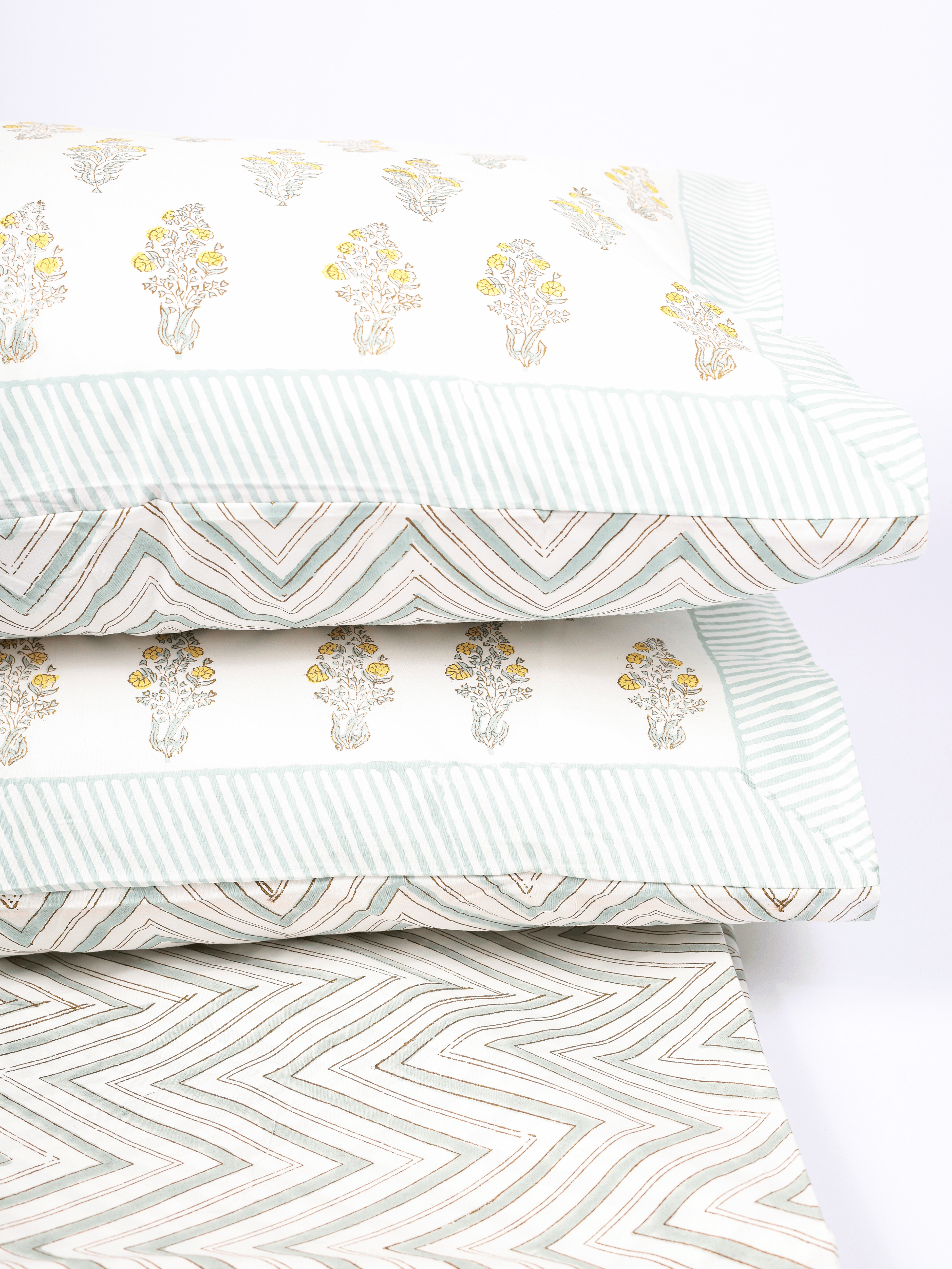 Cotton double bedsheet with green chevrons and reversible pillows