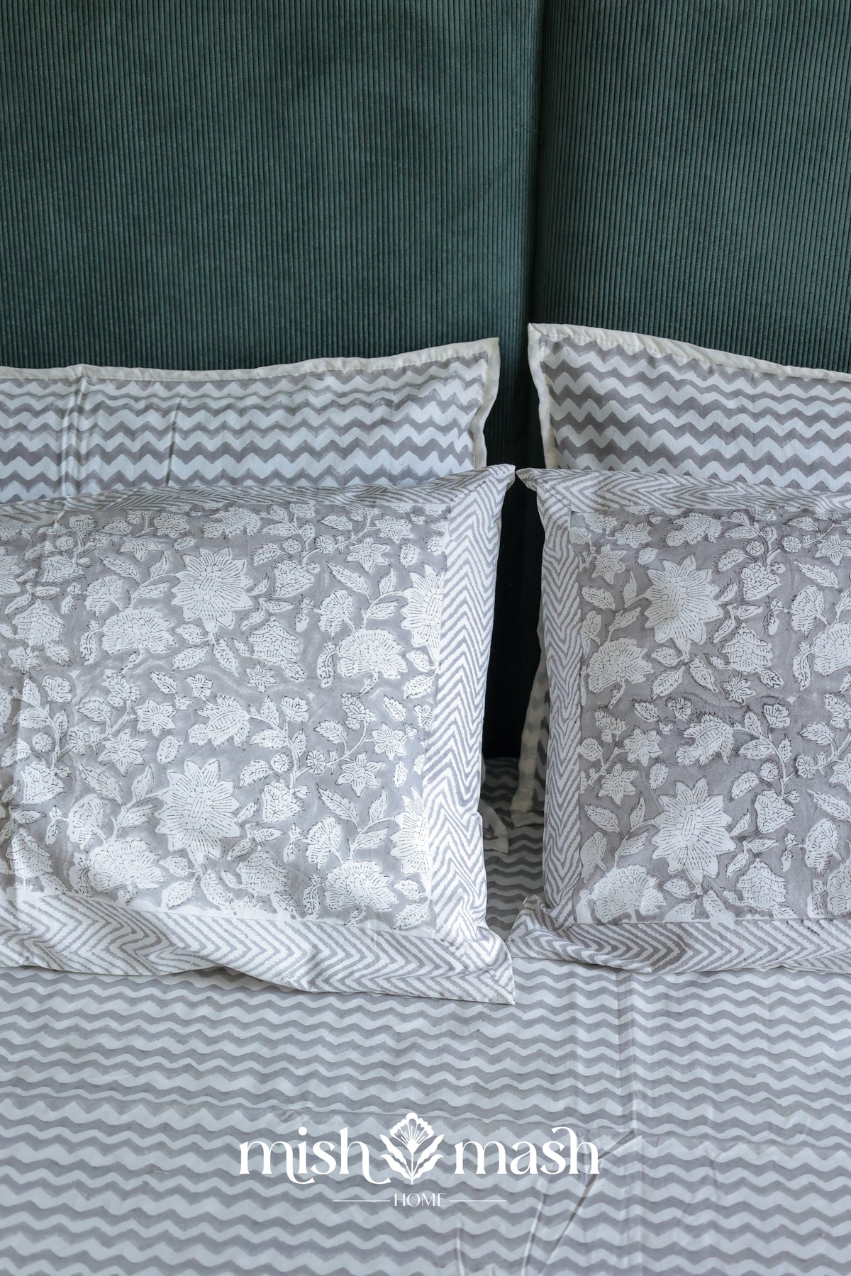 chevron print double bed sheet with reversible pillow cases
