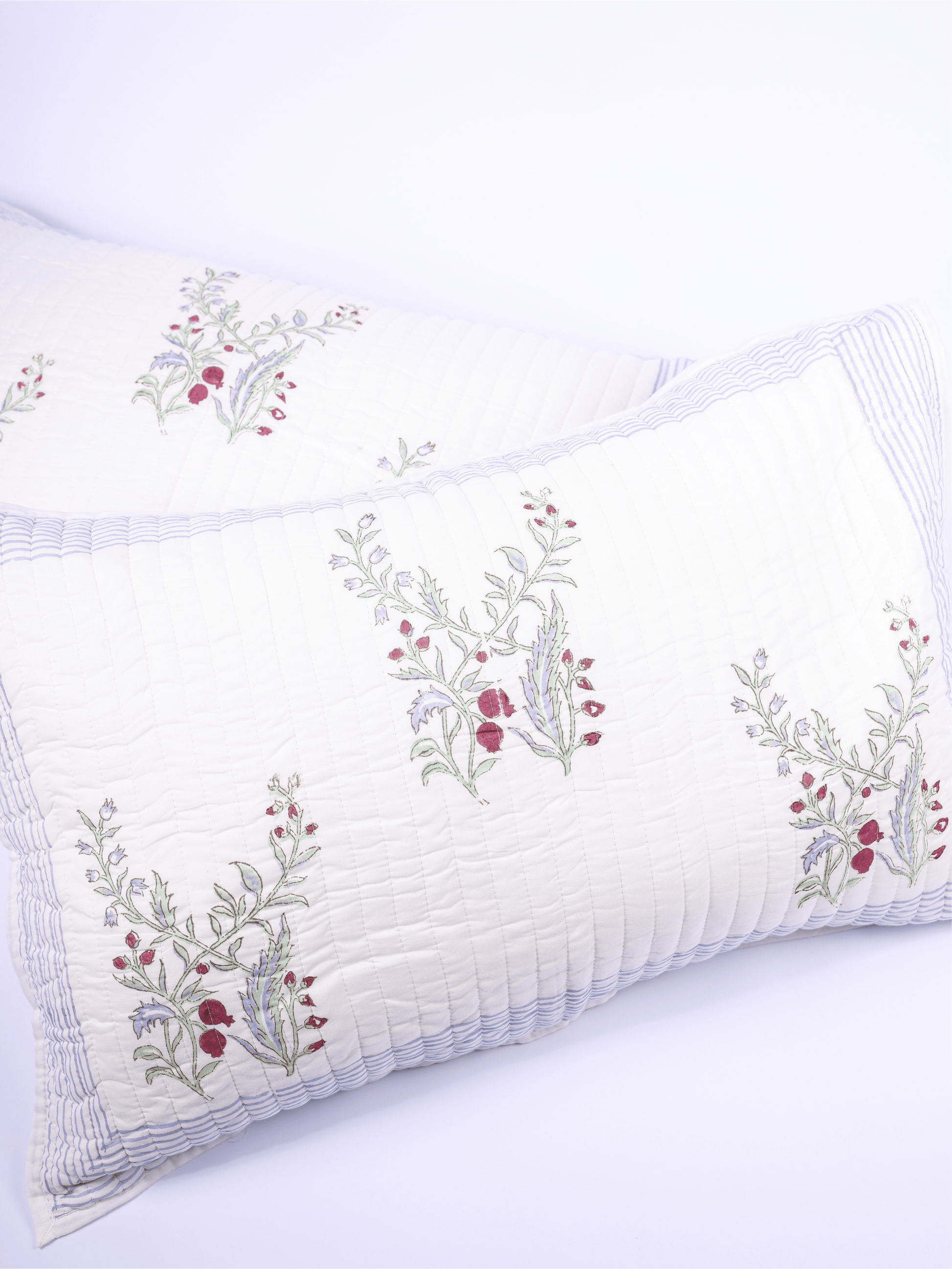 Cotton bed cover with natural filling and reversible design