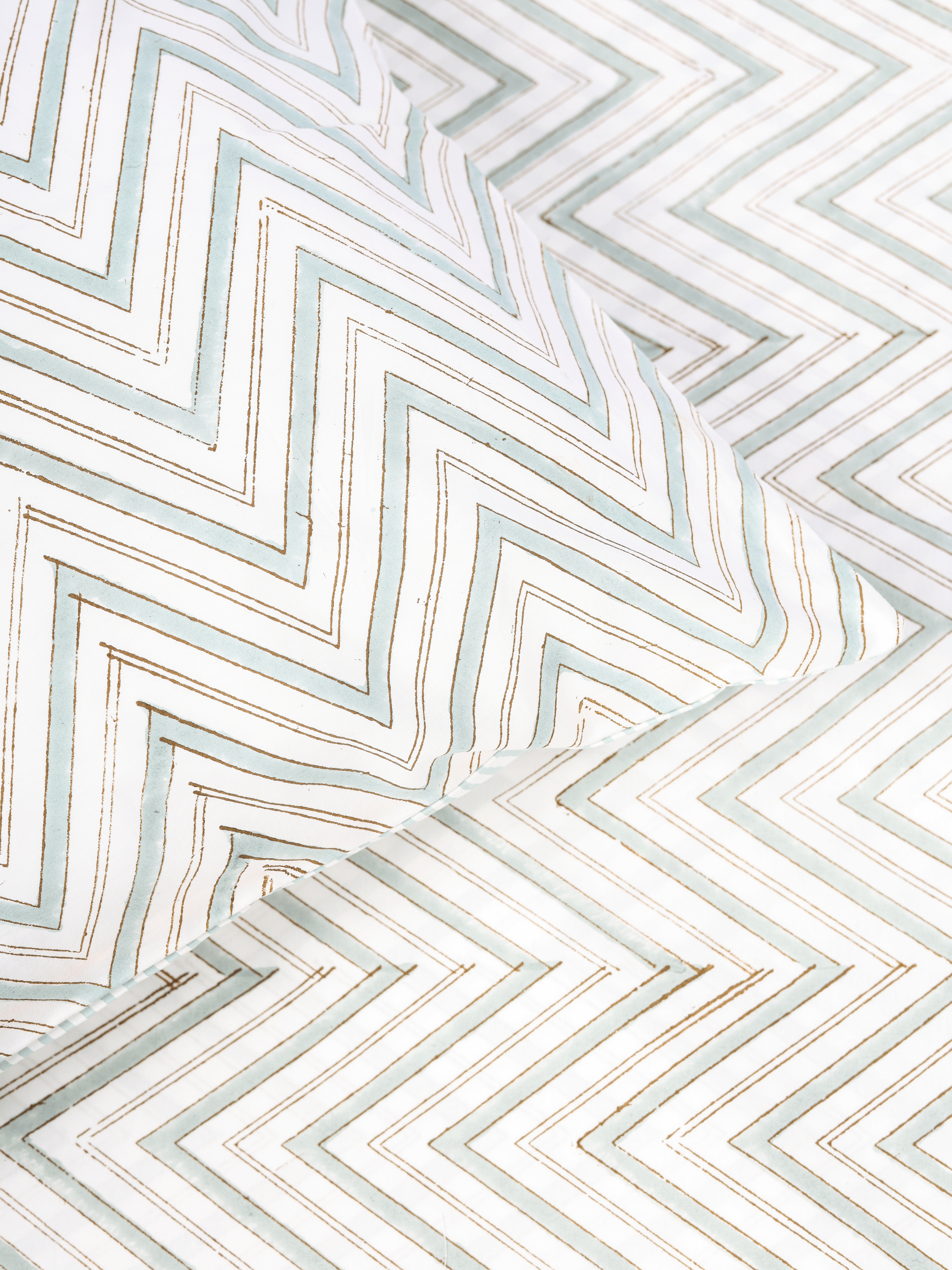 Green chevron pure cotton bedsheet set with two pillow covers